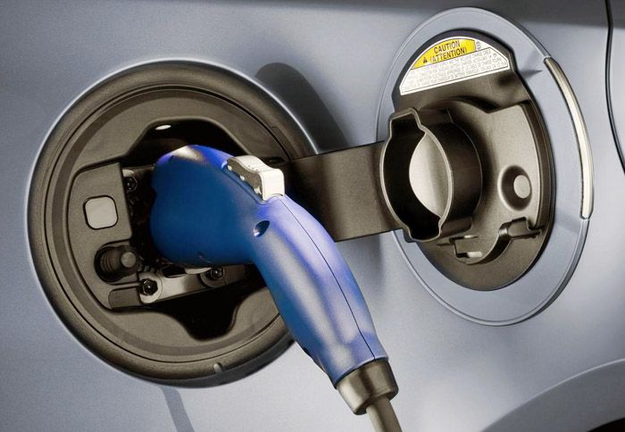 Το Prius Plug-in φορτίζει πλήρως σε 1,5 ώρα σε μια κανονική οικιακή πρίζα 230 V.